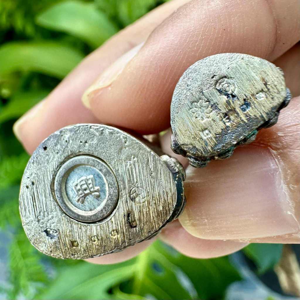 [หายาก/เหลือ 2 ชุด] พระกริ่งตั๊กม้อ เนื้อเงินแท้ (พิมพ์ใหญ่+เล็ก) ปี 37 ปลุกเสก 2 แผ่นดิน (จีน-วัดสุทัศน์) กล่องเดิม โค้ - รูปที่ 6