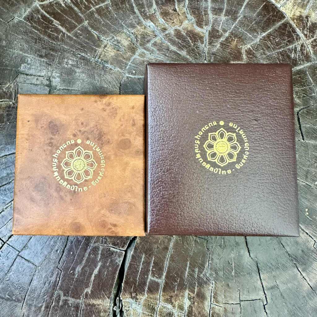 [หายาก/เหลือ 2 ชุด] พระกริ่งตั๊กม้อ เนื้อเงินแท้ (พิมพ์ใหญ่+เล็ก) ปี 37 ปลุกเสก 2 แผ่นดิน (จีน-วัดสุทัศน์) กล่องเดิม โค้ - รูปที่ 3