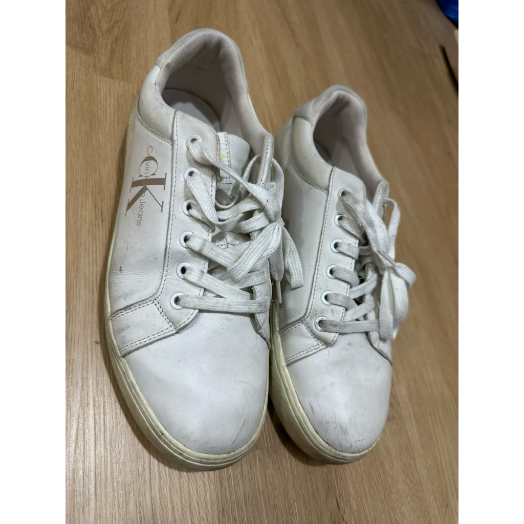 รองเท้ามือสอง calvin klein สีขาว