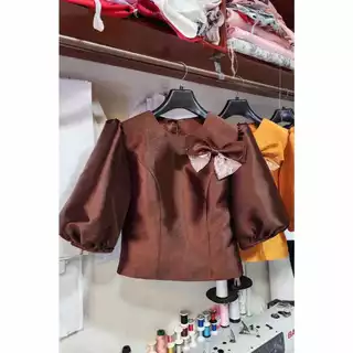 เสื้อผ้าไหมอิตาลีคอกลมเเขนบอลอลูนตกเเต่งหน้าอกด้วยเข็มกลัดโบว์ ตัวเข็มกลัดสามารถถอดได้ ให้ความรู้สึกหรูหราและมีสไตล์