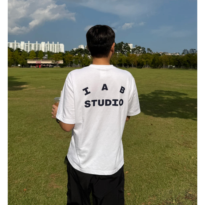 (พรีออเดอร์) IAB Studio เสื้อยืดผู้ชาย สีขาว ดีไซน์คลาสสิก โลโก้ IAB Studio จากเกาหลี รับประกันความแ