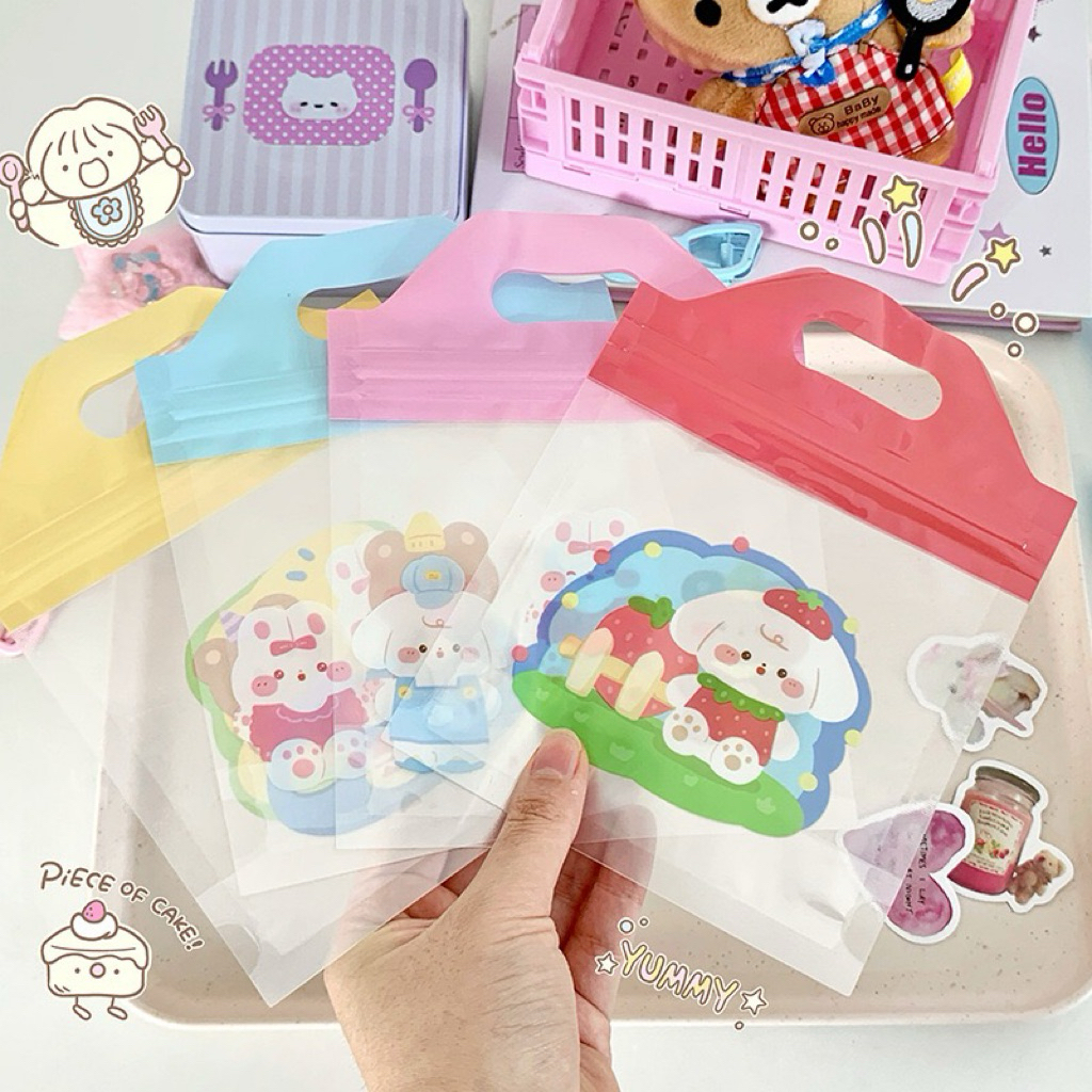 [พร้อมส่ง] ถุงซิปลายการ์ตูนสุดคิ้วท์ 🧸 มีหูหิ้ว + ตั้งได้! ถุงใส่ขนม ถุงของขวัญ ถุงใส่ของจุกจิก สไตล์เกาหลี (หลายลาย)