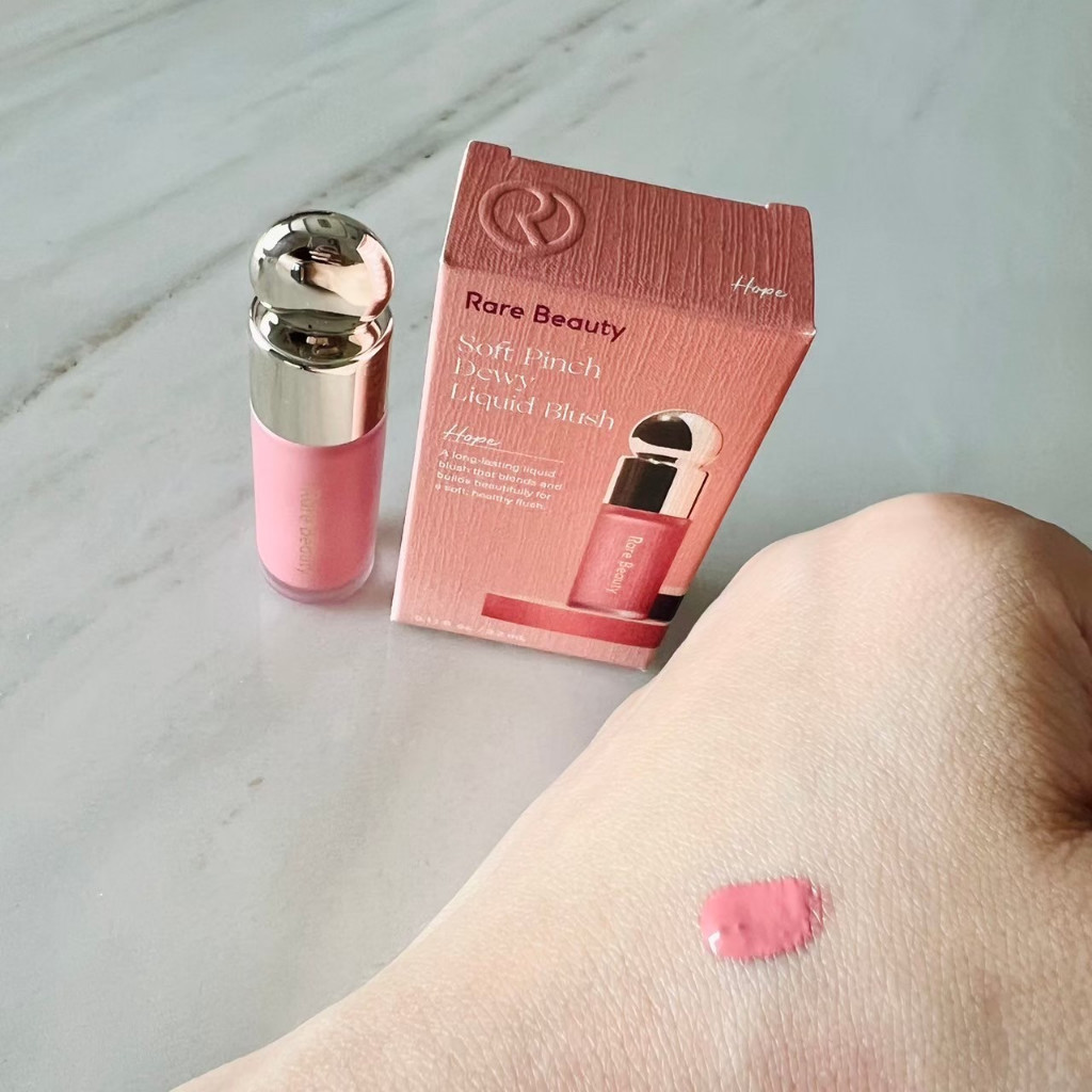 เป็นลิควิดบลัช Rare Beauty Soft Pinch Dewy Liquid Blush สี Hope