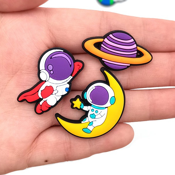 hot การ์ตูนแพคแมนนักบินอวกาศ shoe charms DIY ถอดแยกได้ sandal pin สติกเกอร์ติดรองเท้า ของขวัญวันเกิดสำหรับเด็ก ราคา ถูกที่สุด ดีลบีเคเค แกลเลอรีภาพที่ 5