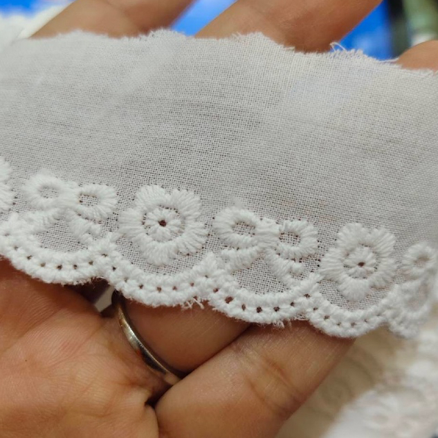 ลูกไม้ต่อชาย ผ้าคอตตอน กว้าง 3.5 CM เทปตกแต่งเสื้อผ้า ผ้าคอตตอน ปักลายดอกไม้ ตกแต่งเสื้อผ้า ผ้าคอตตอน ลาย โบว์ ดอกไม้