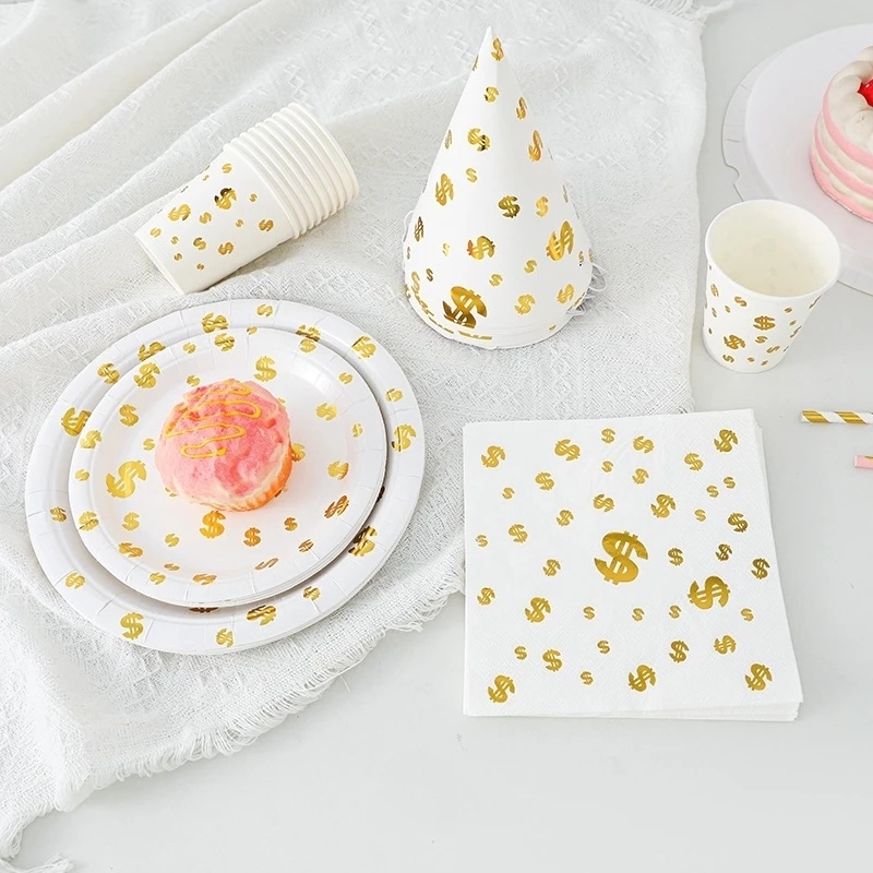 จานดอลล่า จานกระดาษ แก้วกระดาษบนโต๊ะอาหาร  Paper plates, paper cups on the dining table, dollar plat