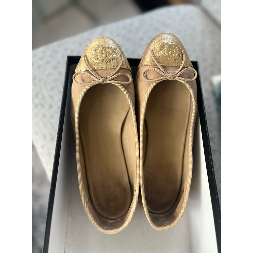 ส่งต่อ CHANEL Ballet Flats แท้ Size  35C เท้ายาว 22-5-23 cm. รองเท้าชาแนลส้นแบนบัลเลริน่า   สีเบจทอง