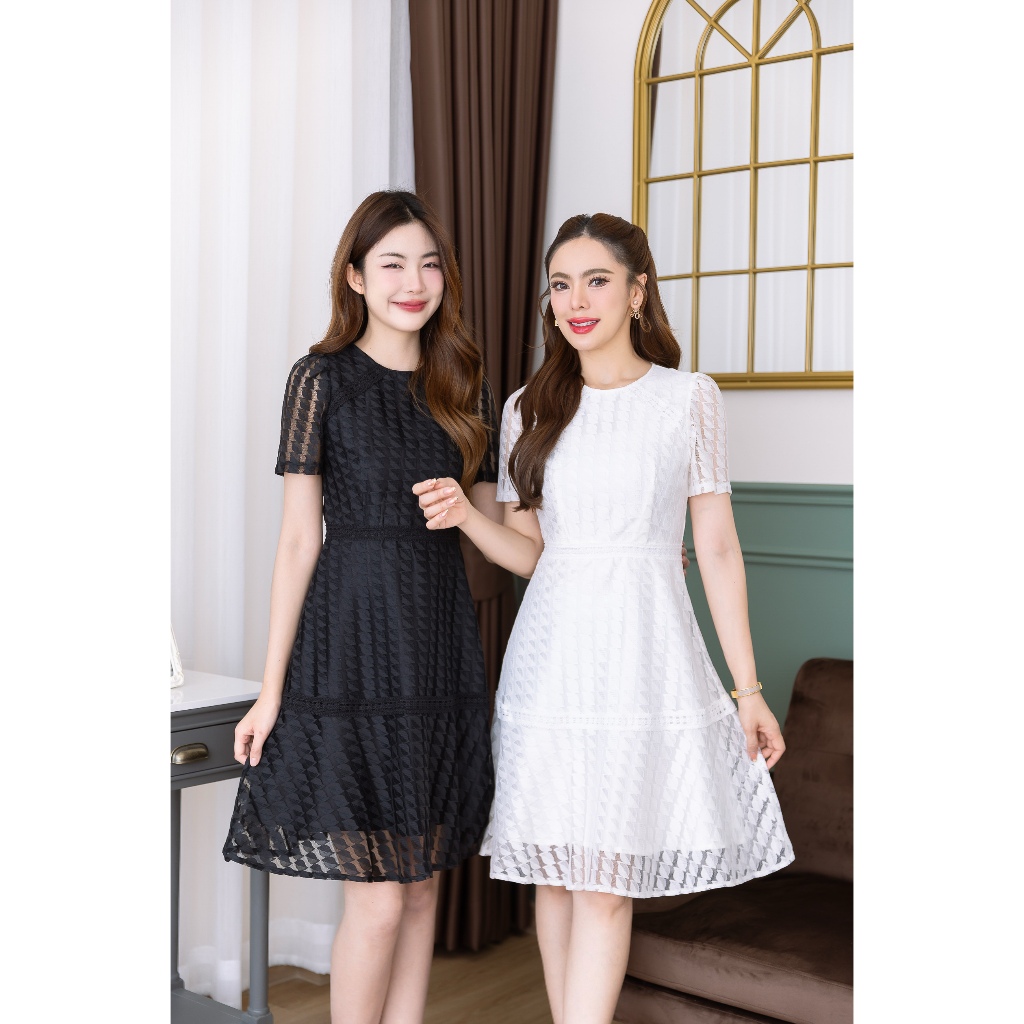 เดรสลูกไม้สวยเรียบ แพทเทิร์นใส่ง่ายแต่สวยดูดีมากๆ มีดีเทลแต่งลูกไม้ช่วงไหล่ รอบเอว และกระโปรง ลูกไม้ลายสวยเบาสบาย