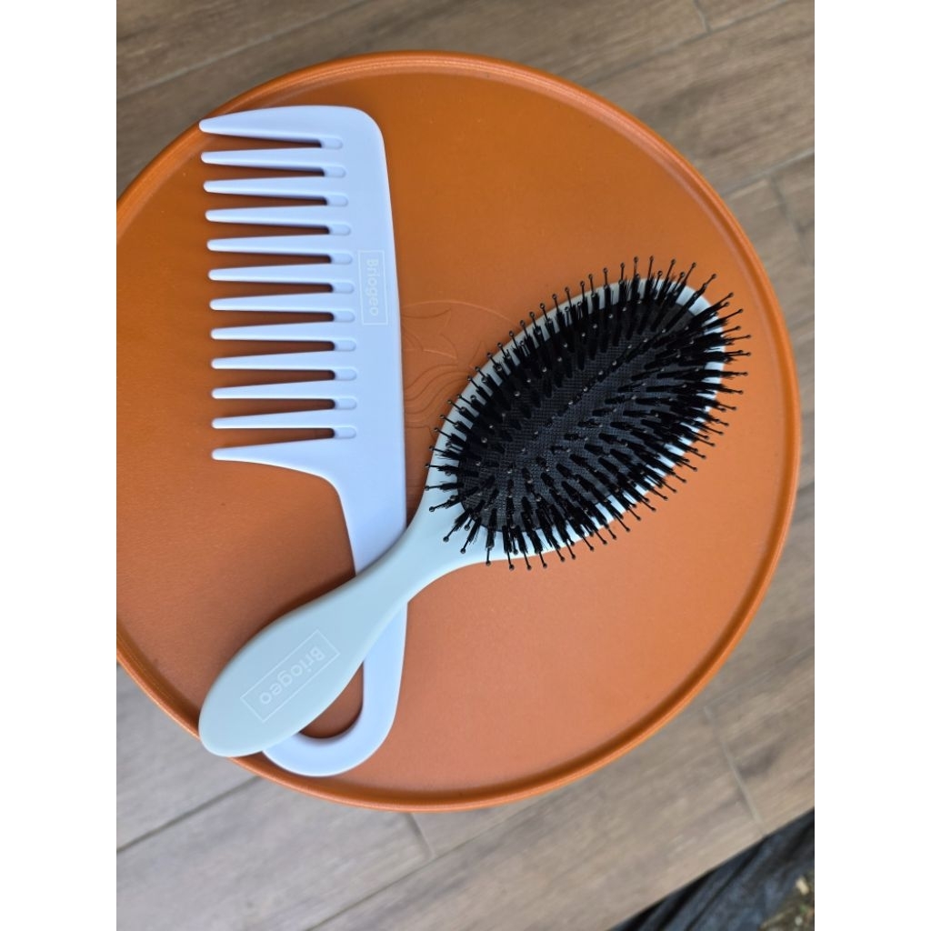 พร้อมส่ง ของแท้  BRIOGEO Wide Tooth Detangling Comb/Vegan Boar Bristle Brush (1pcs)