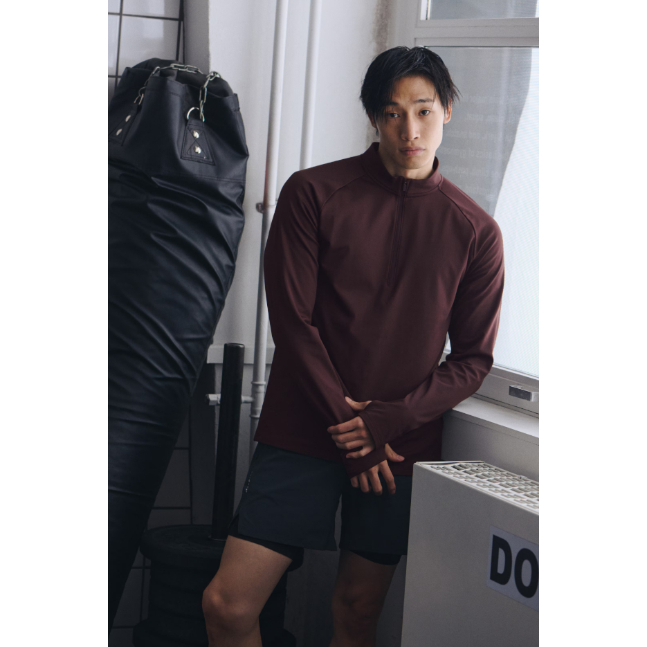 H&M(เอชแอนด์เอ็ม) เสื้อสปอร์ตมีซิปด้านบนและชั้นกลาง พร้อมเทคโนโลยี ThermoMove™ Men Zip-top midlayer  1298574_2