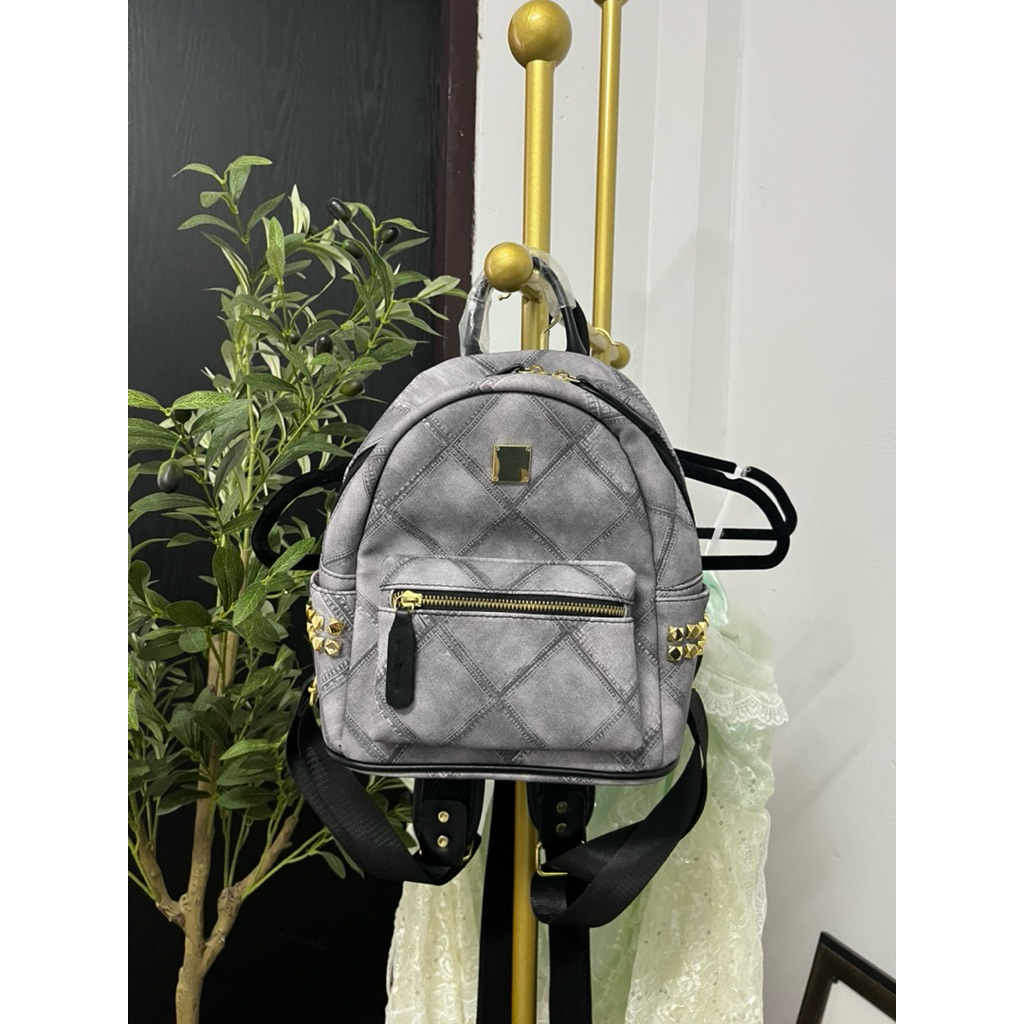 กระเป๋าเป้เล็ก ของ Auudre กระเป๋าสะพายหลังใบจิ๋ว หนังpu แต่งหมุดแบบเท่ๆและน่ารักไปพร้อมๆกัน