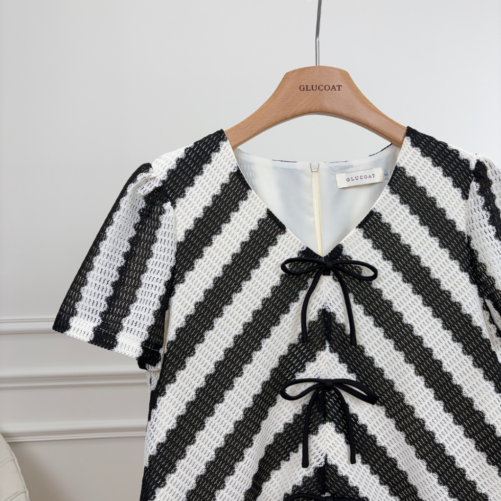 Glucoat | [U814]  เสื้อลูกไม้คอวีแขนสั้นลายทางสีขาวดำ   แต่งโบว์หน้าสำเร็จ 3 ชิ้น ชายผ้าลูกไม้ฉลุลายหยัก - รูปที่ 2