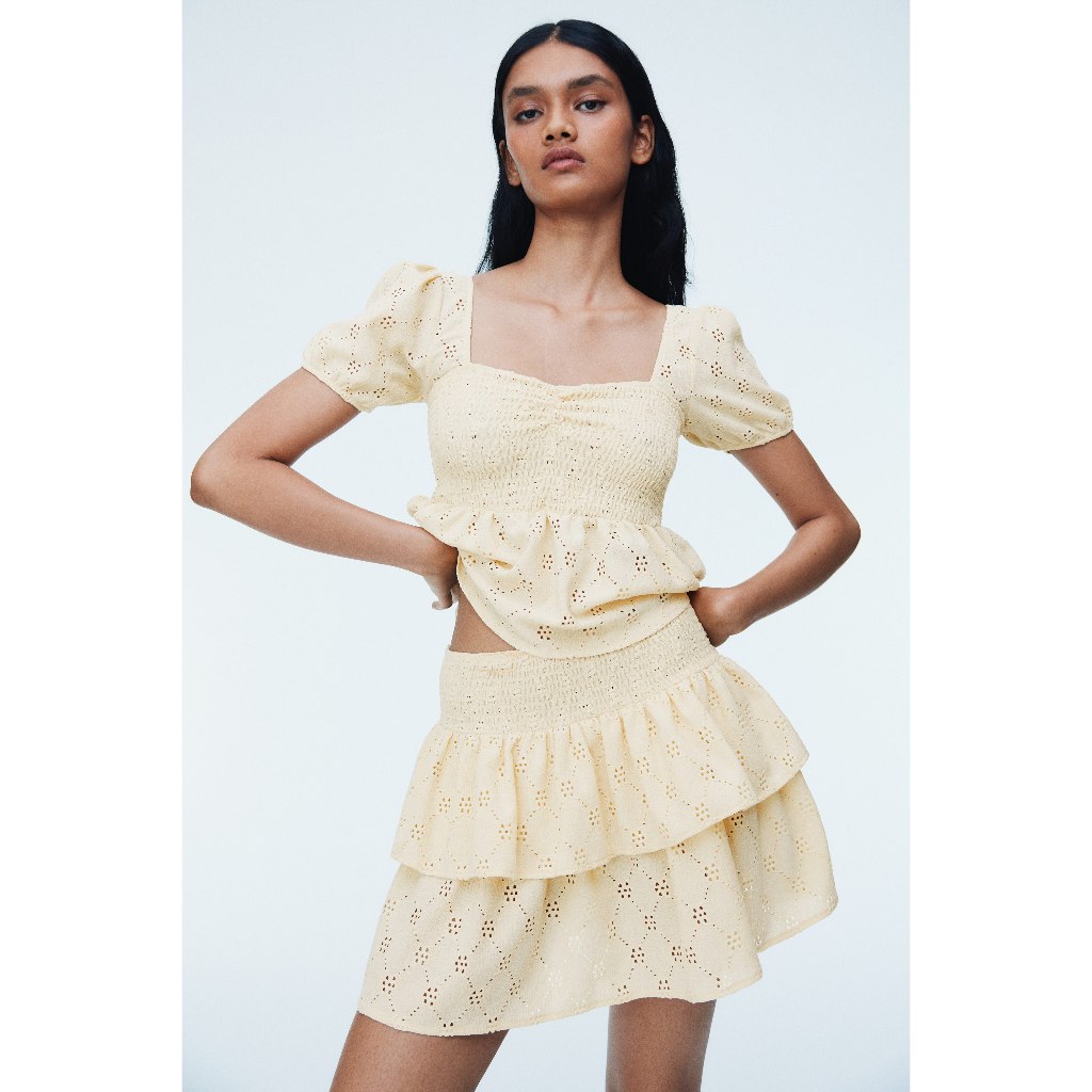 H&M(เอชแอนด์เอ็ม) เสื้อเบลาส์สไตล์เปลมุมผ้าระบายจีบยืดทรงเข้ารูป Women Smocked peplum blouse 1301431_1 – โปรปัง