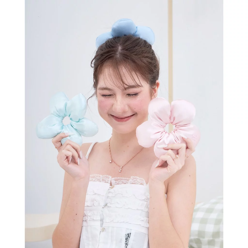 earika.earrings - candy bloom scrunchie สครันชี่ดอกไม้ ยางรัดผมดอกไม้ มี 3 สี ชมพู ฟ้า มิ้นต์ (เนื้อผ้าซาติน)