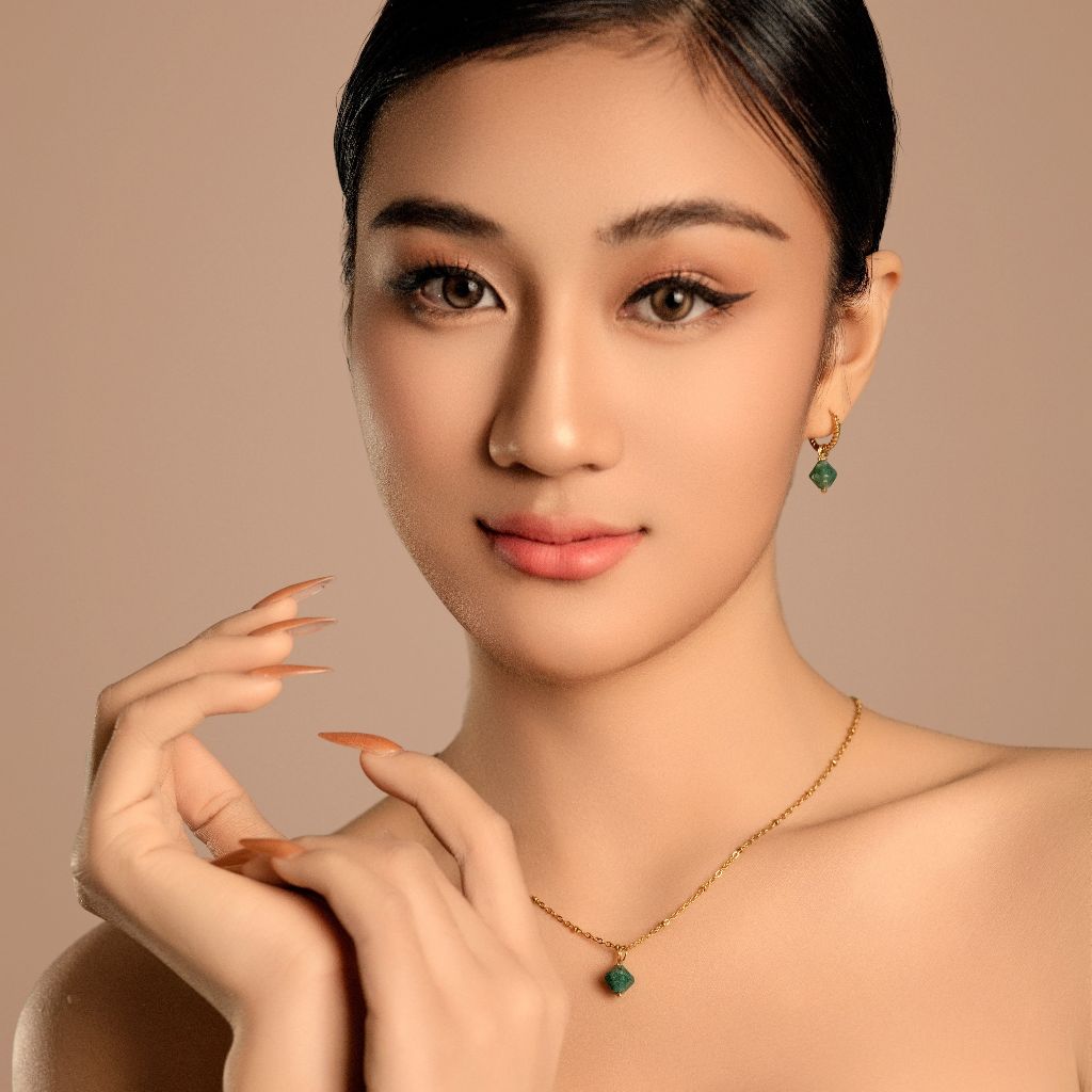 Vachana - Aurora Rhombus Moss Agate Necklace & Earrings Set (เซทสร้อยคอและต่างหูมอสอะเกตแท้รูปทรงคล้