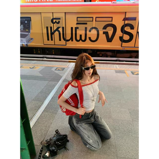 เสื้อยืดผู้หญิง เสื้อปาดไหล่ ครอป ดีไซน์ทูโทน ทรงสวย ใส่ง่าย แมตช์ได้ทุกวัน | Black Cherry