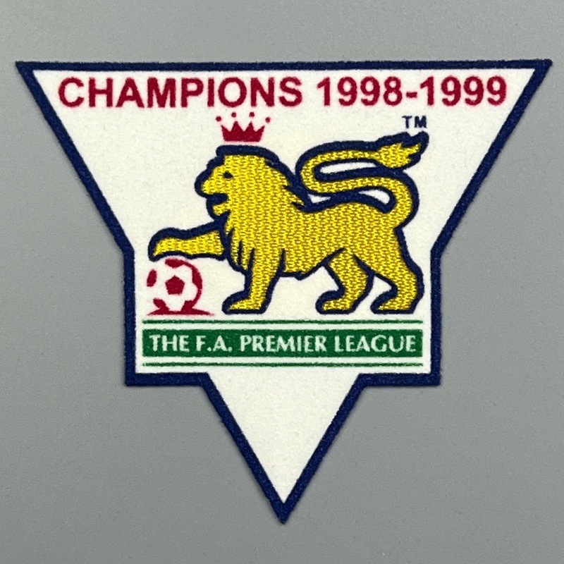 อาร์ม เสื้อฟุตบอล ย้อนยุค กัมมะหยี่ พรีเมียร์ลีค แชมป์ 1998-99  Retro English Premier League Patch Badge Football Shirt ราคา ถูกที่สุด ดีลบีเคเค รูปภาพหลัก
