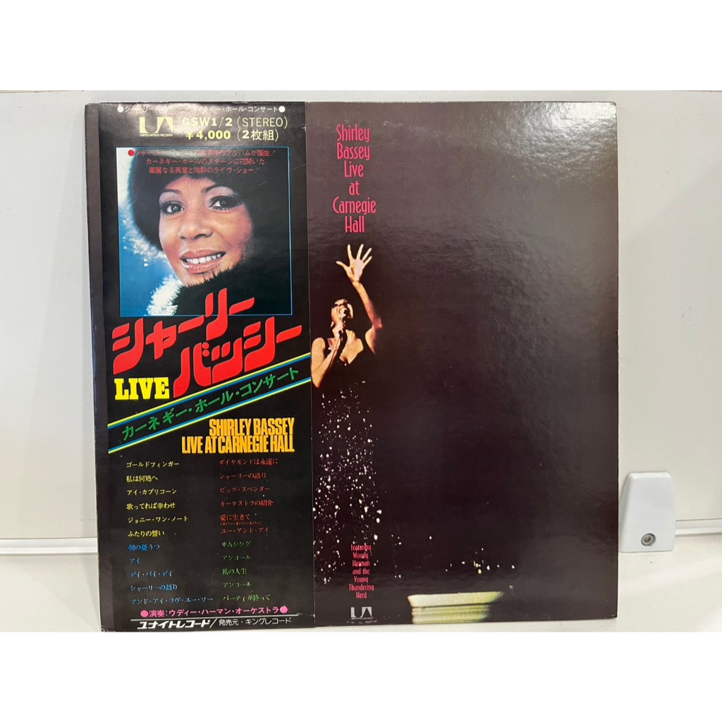 2LP Vinyl Records แผ่นเสียงไวนิล  SHIRLEY BASSEY / LIVE AT CARNEGIE HALL  (E9C30)