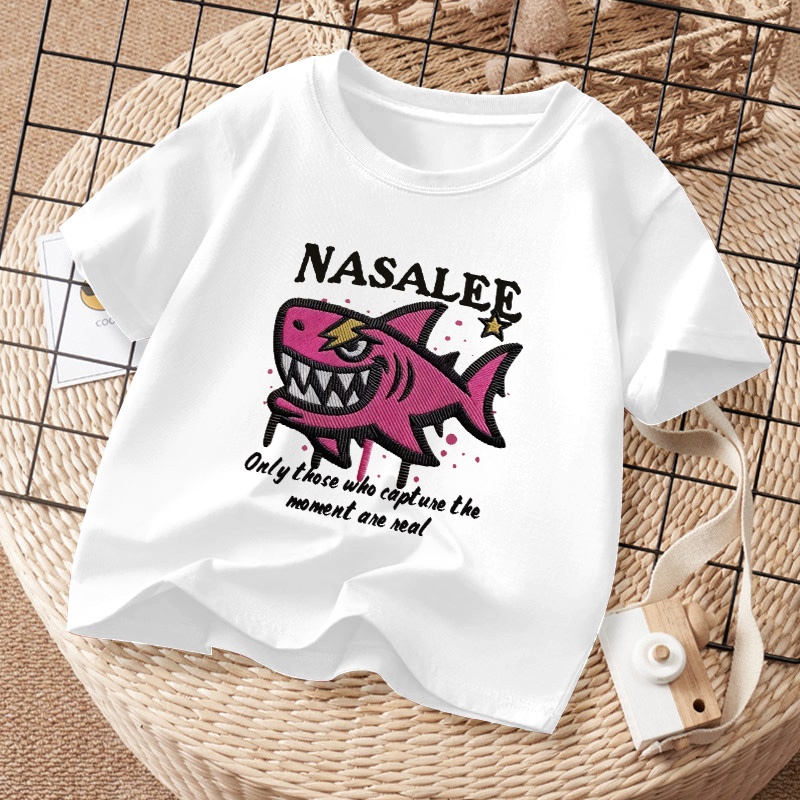 เสื้อยืดเด็กแบรนด์ NASALEE ลายฉลามสีชมพูน่ารัก สำหรับเด็ก 3-16 ปี เนื้อผ้าฝ้ายนิ่ม ใส่สบาย จัดส่งวัน