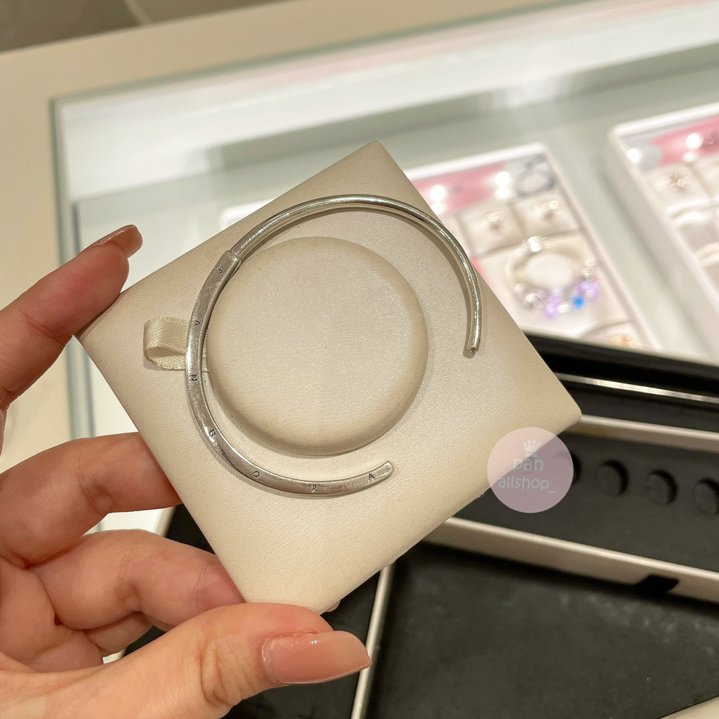 (ของแท้100%)Pandora silver signature I-D open bangle กำไลโลโก้เงิน ไอดี