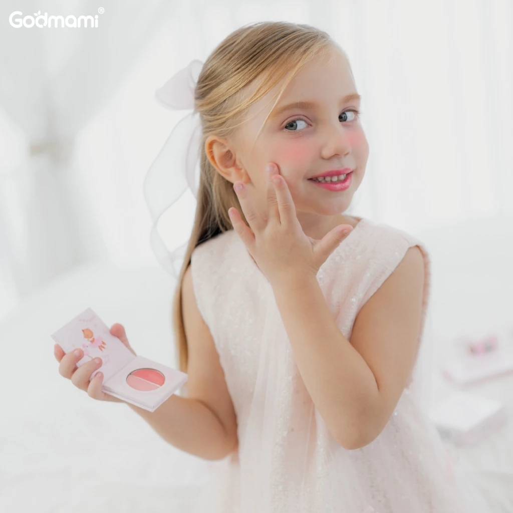 Godmami บลัชออนอัดแข็งสำหรับเด็ก ผสมกลิตเตอร์จางๆ มาย มินิพ็อคเค็ท thumbnail 5