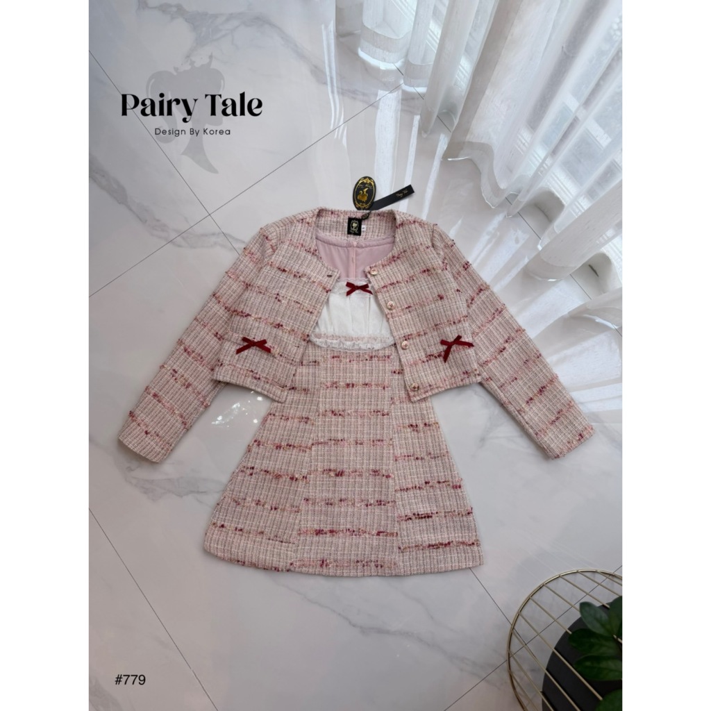 [PAIRY TALE] เดรสทวิวแขนกุดตัดต่อผ้าลูกไม้สีขาว แมตเสื้อคลุมแขนยาวติดโบว์แดง รุ่นนี้ผ้าทวิสสีชมพูแดง - รูปที่ 5