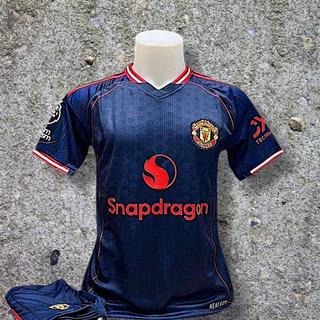 ชุดฟุตบอลผู้ชาย MU ฤดูกาลใหม่ล่าสุด 2026 มีไซส์ M ถึง 3XL มีเสื้อพร้อมกางเกง