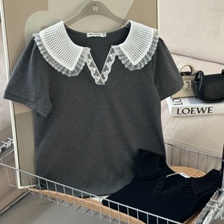 SISSY : เสื้อแขนสั้นคอวีปกตาข่าย (S–XXL) แต่งขอบลูกไม้  ดีไซ…