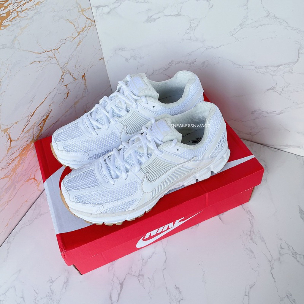 [พร้อมส่ง & พรีออเดอร์] Nike Zoom Vomero 5 - (FJ2028-104) Color: White/Phantom/Summit White - รูปที่ 3