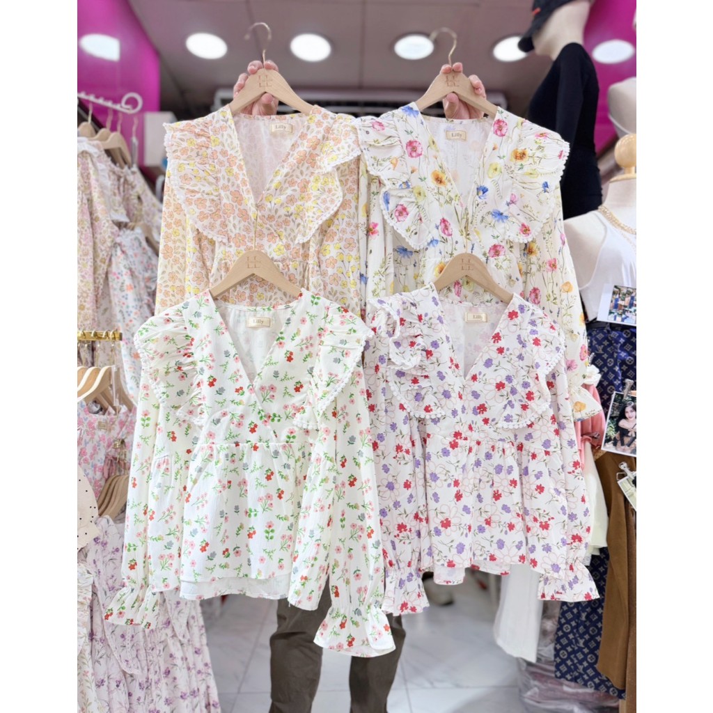 ป้าย Lilly เสื้อผ้าครัชพิมพ์ลายคอวีระบายข้างแต่งลูกไม้ อก 38 นิ้ว ยาว 21.5 นิ้ว