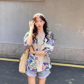 Red Berryเสื้อเชิ้ตลูกไม้เย็บสไตล์เกาหลีสำหรับผู้หญิงในช่วงฤดูร้อนสไตล์เรโทรคอวีหลวมลายดอกไม้ W361