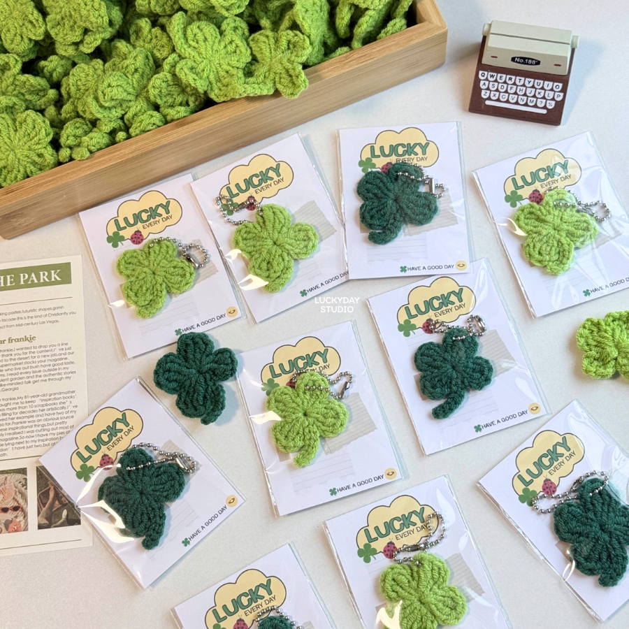 [พร้อมส่ง] พวงกุญแจใบโคลเวอร์ไหมพรม +จี้ตัวอักษร ของขวัญปัจฉิม ของชำร่วย - รูปที่ 2