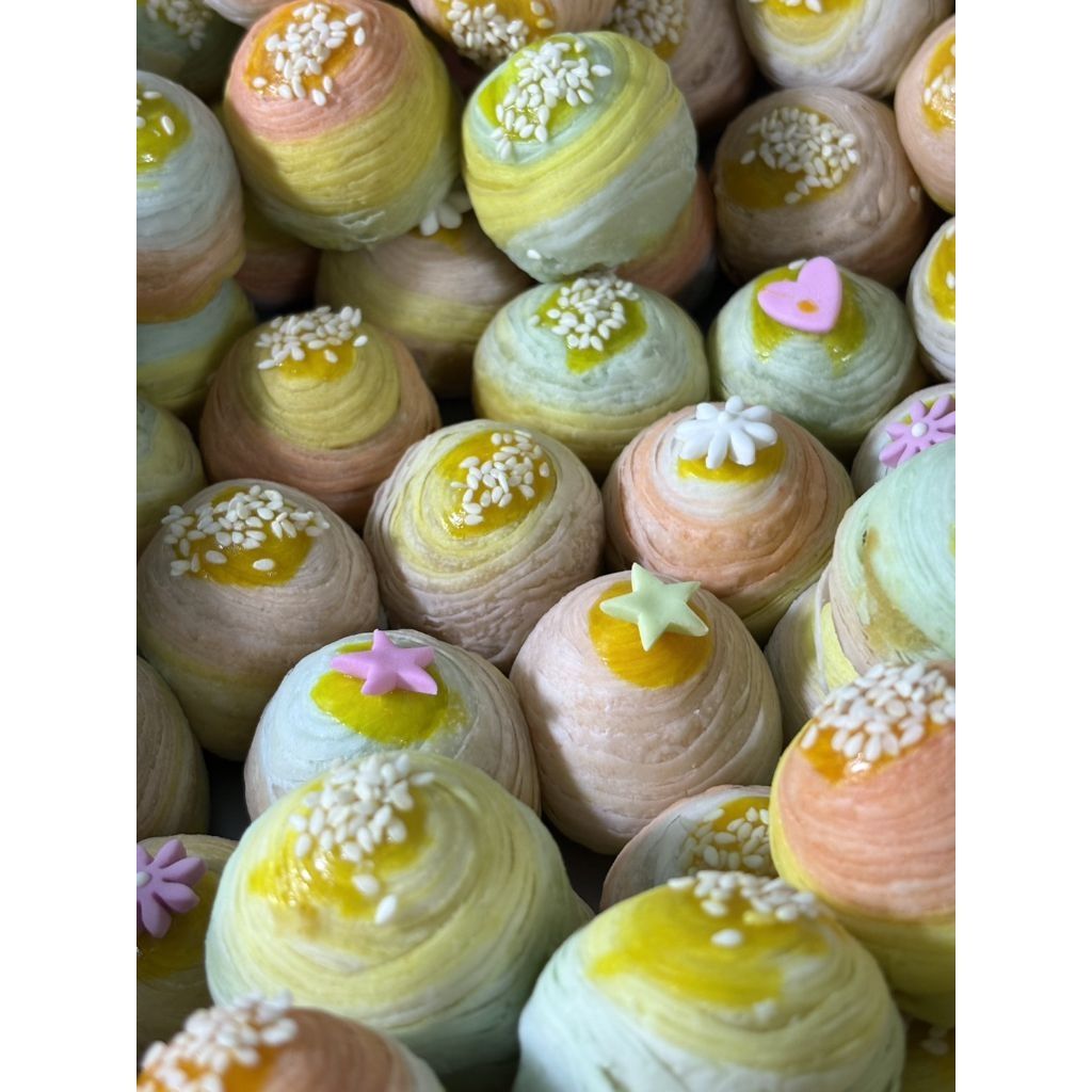 ขนมเปี๊ยะ_สายรุ้งพาสเทล ไส้ถั่วไข่เค็ม (หวานน้อย) อบควันเทียน ทำใหม่ทุกวัน (บรรจุ 12 ชิ้น) ราคา ถูกที่สุด ดีลบีเคเค แกลเลอรีภาพที่ 5