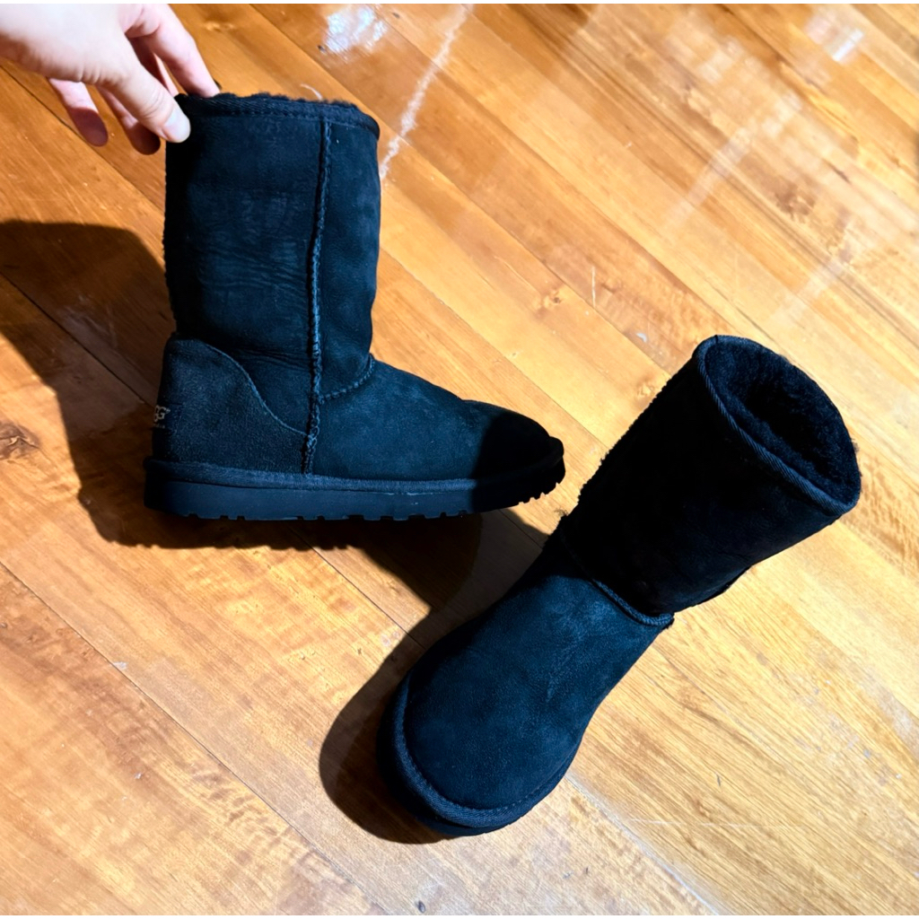 UGG Australia ด้านนอกหนังแกะแท้ ด้านในบุขนแกะแท้ Size38 ใส่สบาย อุ่นมาก ไปเมืองนอกเดินสบายทั้งวัน ซื