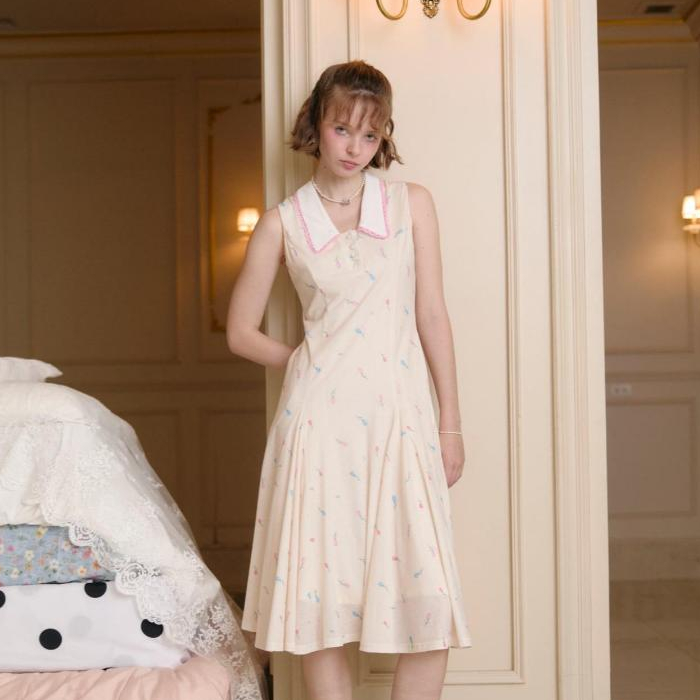 La Mignonne (XS-3XL) Walker Slovagez Dress เดรสใส่เที่ยว ดีเทลล์คอปกแต่งผูกลูกไม้หยักๆ งานแขนกุดผ้าปริ้นลาย