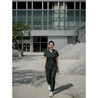REKA SCRUBS - เสื้อคอวี สี Forest - BEATRIX (ชุดสครับแพทย์ พยาบาล พร้อมปักชื่อ)