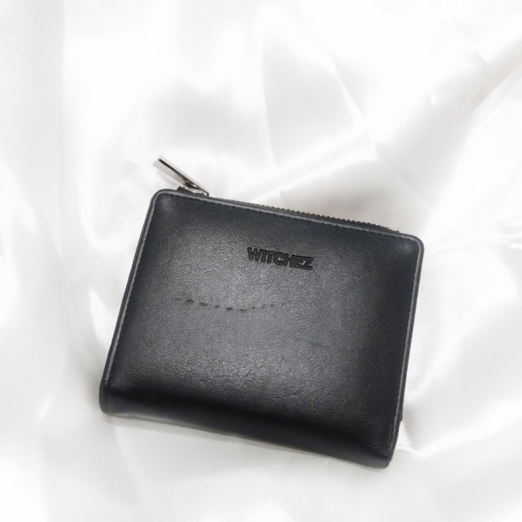 WITCHEZ Black Original Wallet กระเป๋าสตางค์ใบสั้นหนังเรียบ (มือสอง)