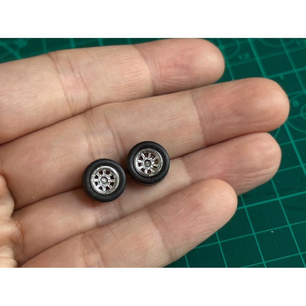 ล้อยาง รถยนต์ 1:64 ขนาด 11 MM  ลาย กล้วย 8 ก้าน สีโครมเมี่ยม ยางถอดได้