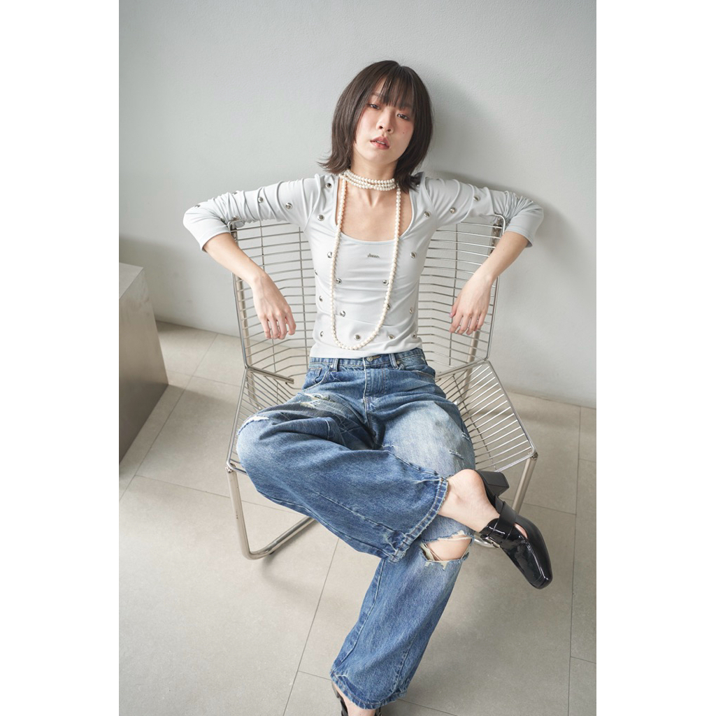 AMUSE BKK - Quinn Top เสื้อติดหมุดแขนยาว ทรงคอกว้างและคอลึก สามารถใส่ได้2ฝั่ง