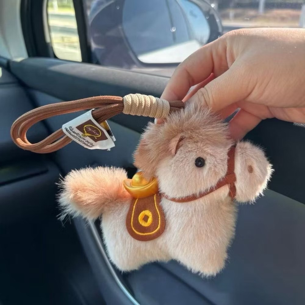 สินค้าปีใหม่ ตุ๊กตาม้า มาสค็อทของปีม้า ตุ๊กตาขนฟู การตก แต่งปีใหม่ มันเป็นสัญลักษณ์ของความมั่งคั่ง และความสุข