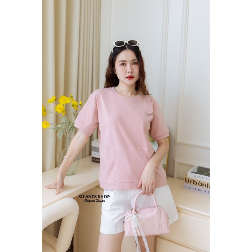 เสื้อยืดผู้หญิง ดีเทลแต่งกระดุมรูปหัวใจ ผ้าคอตตอนนุ่มสบาย ใส่สบายทุกวัน