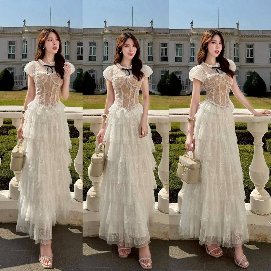 La la belle เดรสเสื้อลูกไม้คอระบายแต่งโบว์สีดำมาพร้อมกระดุมมุขอกหัวใจเย็บระบายช่วงอกทรงเสื้อเข้ารูป