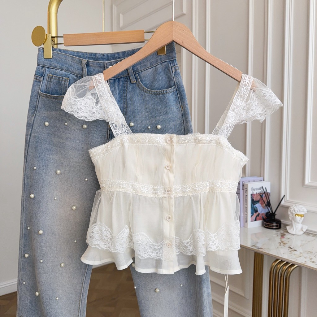 (พร้อมส่ง) เสื้อสายเดี่ยว สีขาว ผ้าชีฟอง ดีเทลสายกว้างแต่งลูกไม้ระบาย คอเหลี่ยม กระดุมหน้า(Beggy Top)
