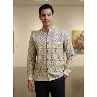 เสื้อลายไทยผู้ชายแขนยาว เนื้อผ้าฝ้ายพิมพ์ลายหมักโคลน โทนสีขาว