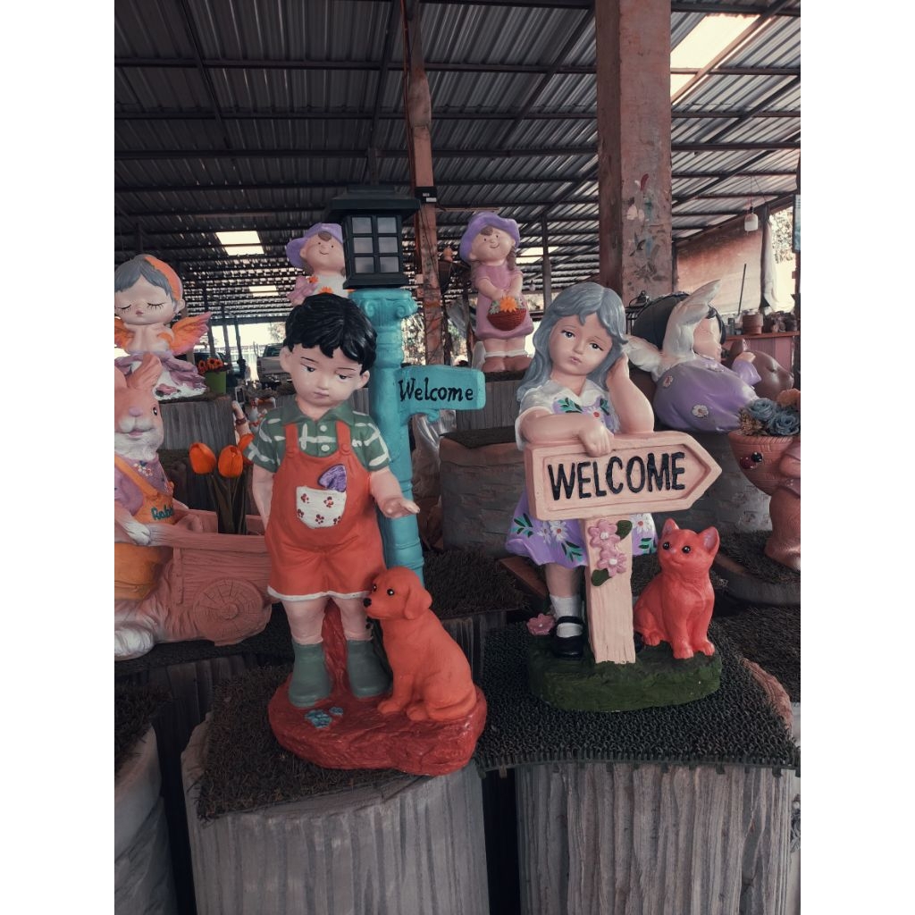 ปูนแปั้นรูปเด็กชายยืนเสาโซล่าเซลล์หญิงป้าย welcome ตกแต่งสถานที่ร้านค้าคาเฟ่บ้านสวนสไตล์อบอุ่น