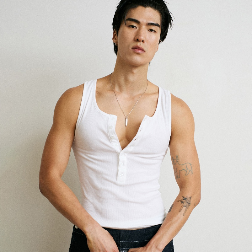 Hunter Studios - เสื้อกล้าม ทรงพอดีตัว คอกระดุม ตัดต่อชายเสื้อ ผ้าRibbed รุ่นHenley Tank top