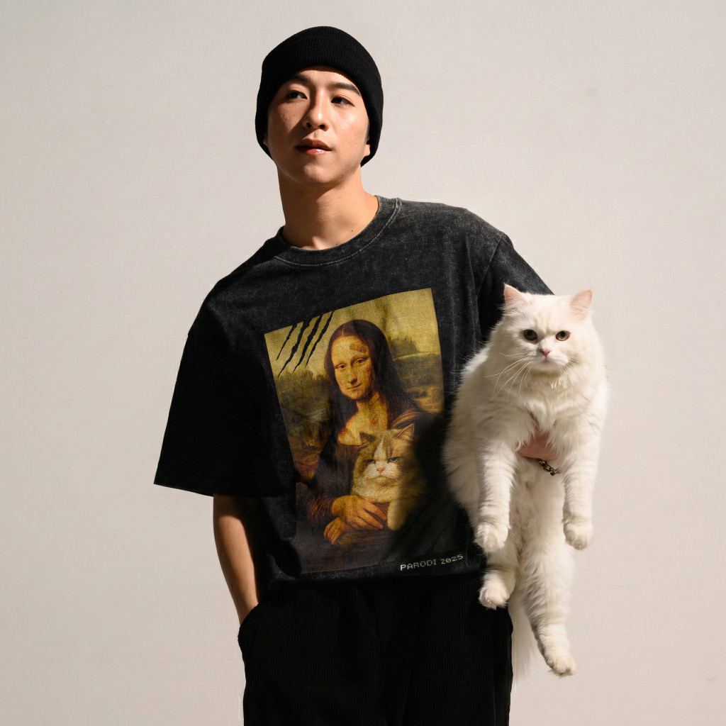 monalisa เสื้อฟอกเฟดสไตล์วินเทจ ลายล้อเลียนงานศิลปะ โมนาลิซ่า อุ้มแมว สกรีนจม dtg บางๆ เบาๆ