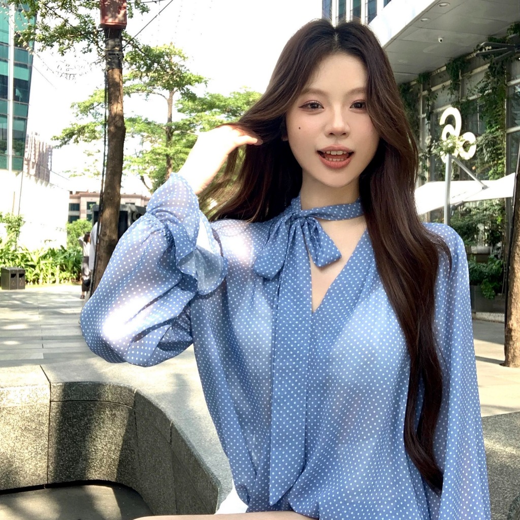 [Sheing office]🌟พร้อมส่ง🌟เสื้อชีฟองแขนยาวสำหรับผู้หญิง ตกแต่งด้วยริบบิ้นลายจุดสีฟ้า