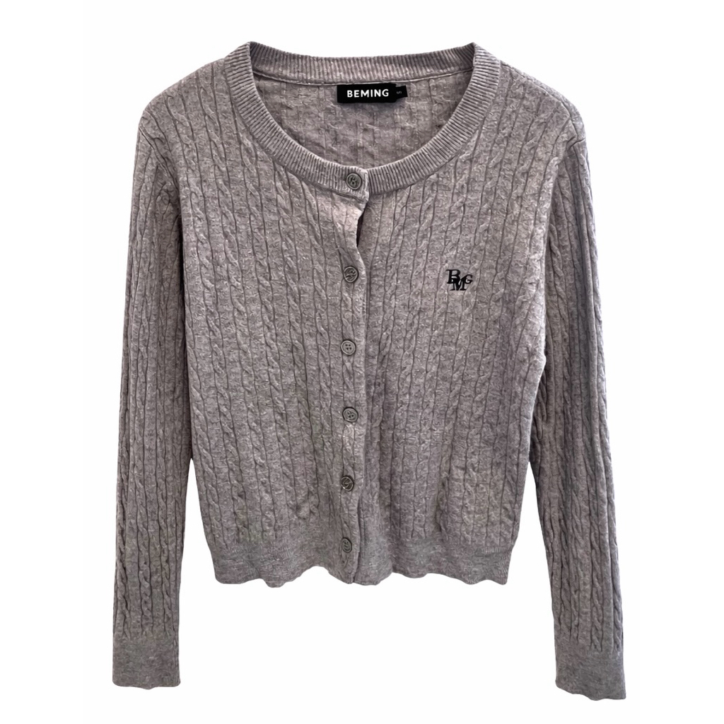ส่งต่อ / มือ2  🩶Cardigan ไหมพรมถักลายเปีย สีเทา – แบรนด์ Beaming