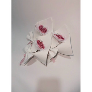 ช่อกุหลาบจิ๋ว ช่อดอกไม้จิ๋ว ดอกเดี่ยว น่ารัก ดอกไม้ริบบิ้น ด…